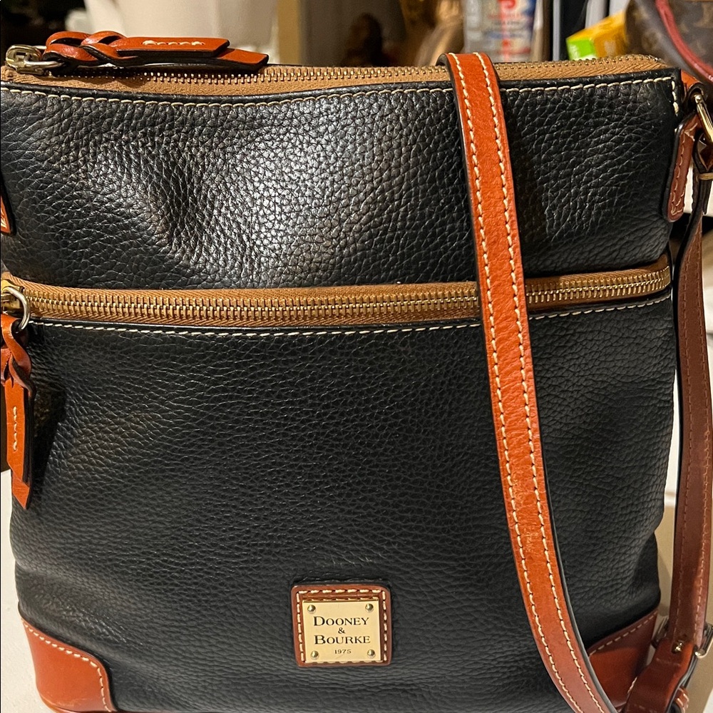 Dooney and Bourke pebbled grain Crossbody black purse - Picture 4 of 17